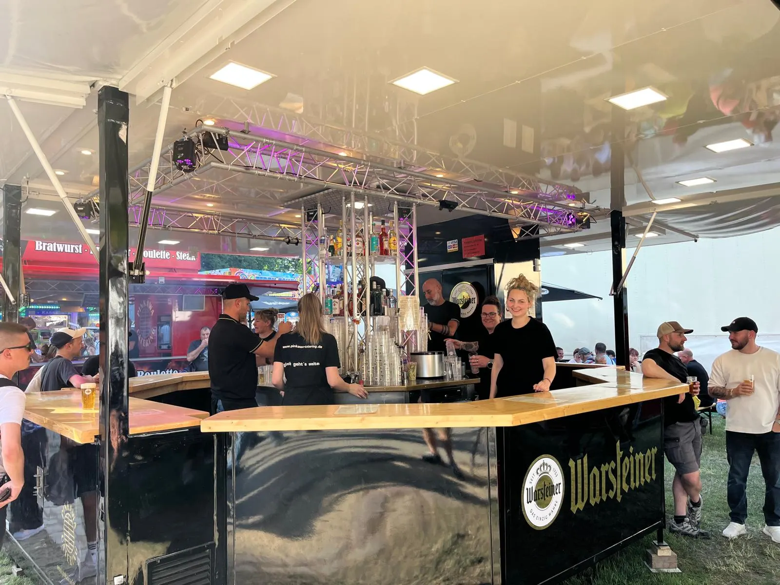 Schwarzer Barwagen im Festzelt, Team hinter der Theke