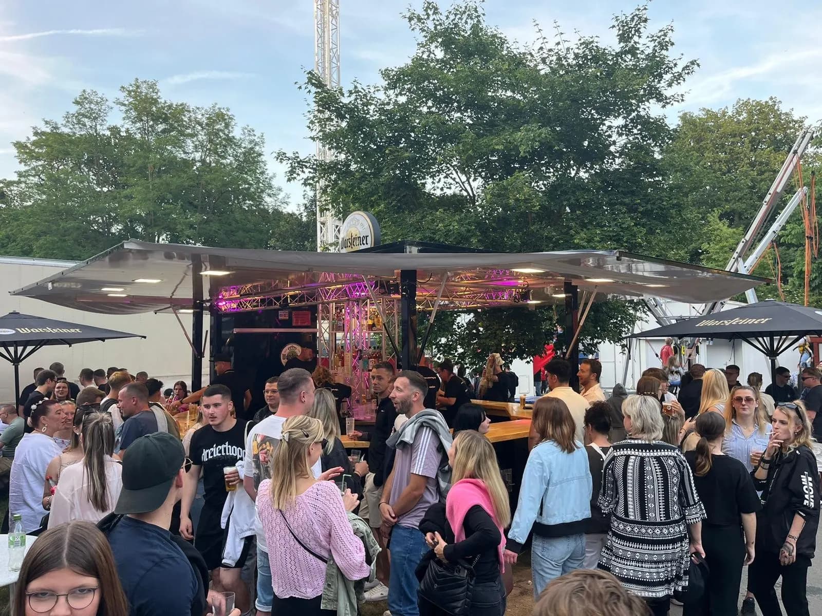 Andrang am Barwagen an einem sonnigen Festtag